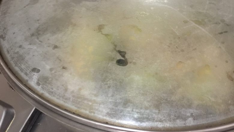 炒杂蔬+#健康美颜餐#,加1小碗高汤或鸡汤(没有的话也可以清水替代)后加盖焖煮7-8分钟;
