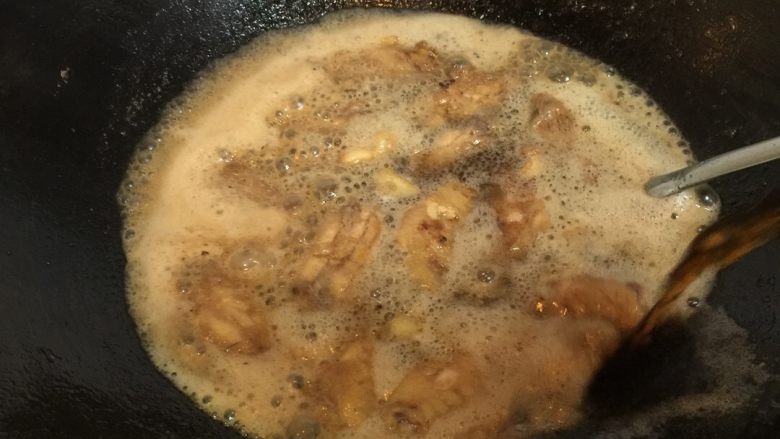 可乐鸡翅,煎好后中火，加入黄酒、蠔油、酱油、姜、蒜一起翻炒，然后再加入<a style='color:red;display:inline-block;' href='/shicai/ 911'>可乐</a>，加盖焖煮。