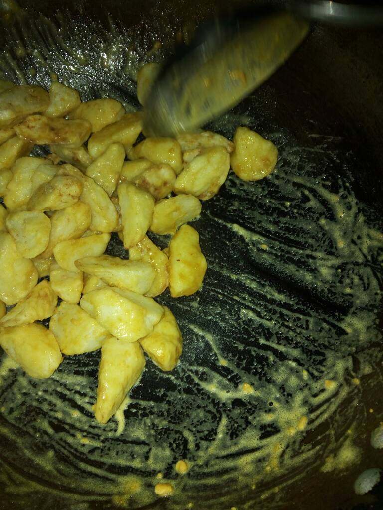 蛋黄炬山药,到入山药快速翻炒。炒匀就可以出锅了。