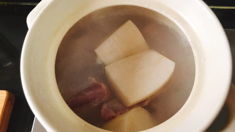宝宝肉松(平底锅版),锅开始滚了之后放萝卜,转小火,炖的时间大约一个小时