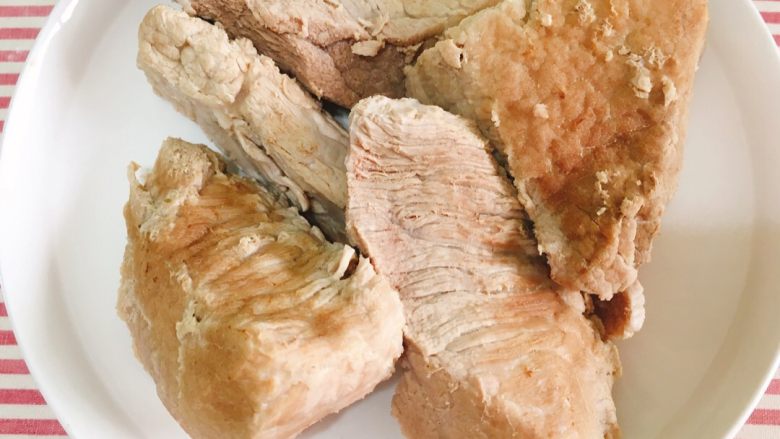 宝宝肉松(平底锅版),煮好的肉肉放凉,最艰辛的一步要开始了