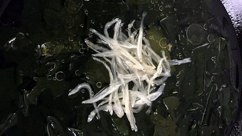 海带银鱼汤#健康美颜餐#,锅放水烧开,下海带,银鱼煮开转小火,放盐调味。