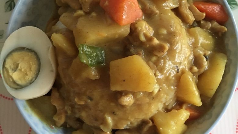 咖喱鸡肉饭, 最后一步,往锅中加入适当合自己口味的盐,如果想让土豆吃起来粘稠一点,开小火慢慢熬制20分钟左右,中途要用勺子搅拌一下,防止粘锅,接着就大功告成了。