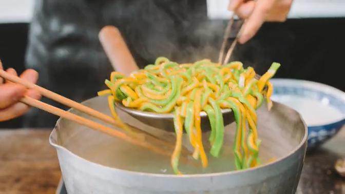 古法涮肉 拨霞供,将煮好的面条捞出,装盘