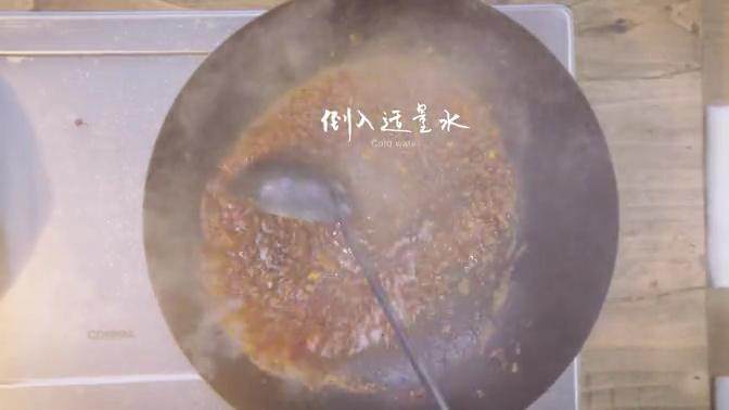 葱爆羊肉&麻婆豆腐,1-3 <a style='color:red;display:inline-block;' href='/shicai/ 40047'>牛肉碎</a>加<a style='color:red;display:inline-block;' href='/shicai/ 718'>料酒</a>搅拌，腌制片刻后入油锅翻炒，加葱<a style='color:red;display:inline-block;' href='/shicai/ 37'>姜</a>蒜末、<a style='color:red;display:inline-block;' href='/shicai/ 705'>豆瓣酱</a>、<a style='color:red;display:inline-block;' href='/shicai/ 692'>酱油</a>、水烧开