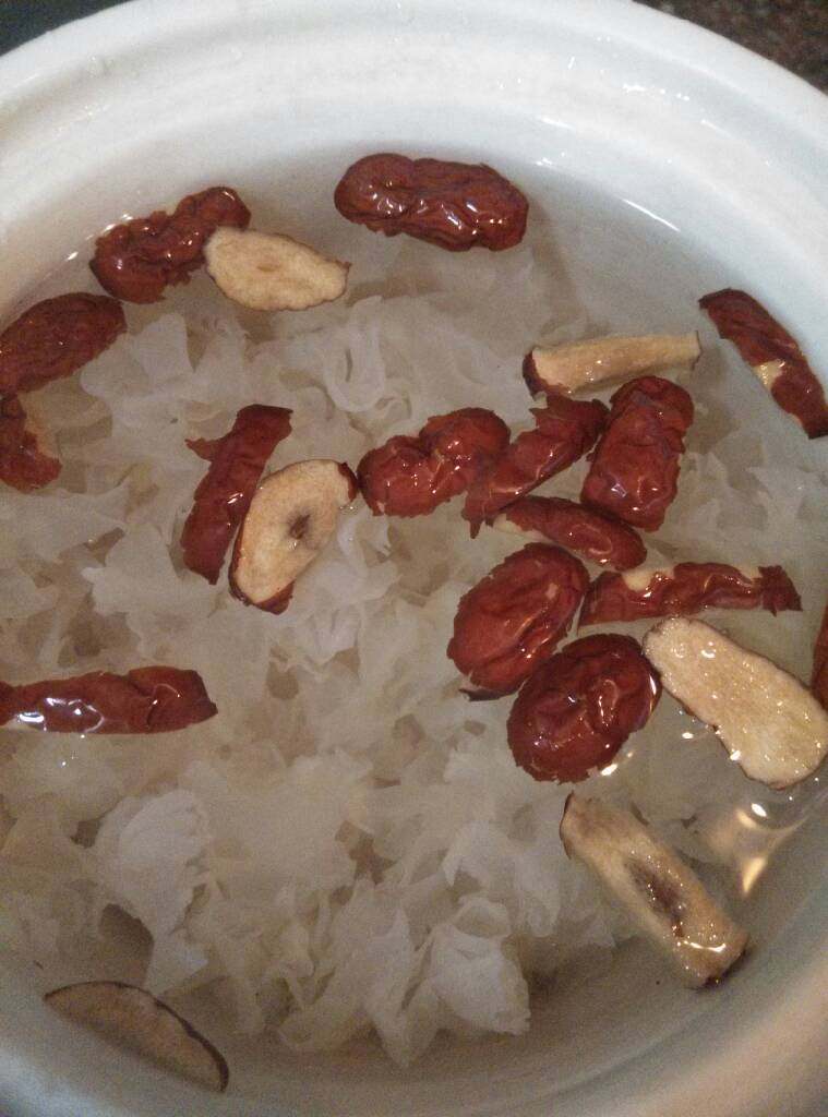 雪莲银耳红枣羹#健康美颜餐#,把所有材料一同放入炖锅,一次性加满水,高火炖开后加入<a style='color:red;display:inline-block;' href='/shicai/ 866'>冰糖</a>转低火再炖3小时左右,炖至粘稠