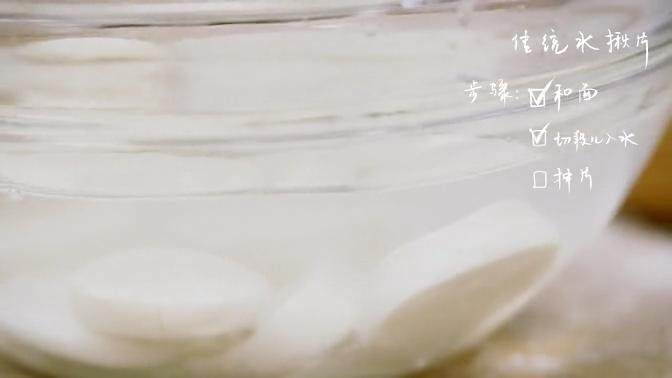 酸汤东星斑&传统水揪片,2-1 和面，搓成条，切段，放入水中醒面