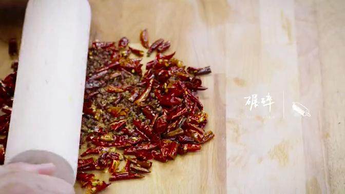 山城毛血旺,将炒好的干辣椒和花椒粒,切碎成末
