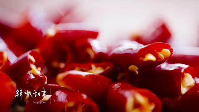 馋嘴蛙,<a style='color:red;display:inline-block;' href='/shicai/ 57'>丝瓜</a>切段，<a style='color:red;display:inline-block;' href='/shicai/ 53846'>泡仔姜</a>、浸泡两小时的干<a style='color:red;display:inline-block;' href='/shicai/ 62'>辣椒</a>切末