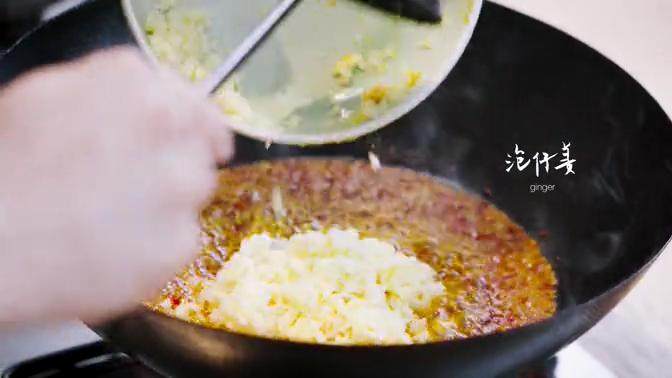 馋嘴蛙,热油锅中加入<a style='color:red;display:inline-block;' href='/shicai/ 46964'>郫县豆瓣酱</a>、辣椒末、姜末、浸泡一小时的花麻椒不断搅拌