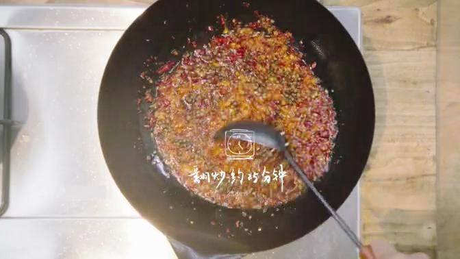 馋嘴蛙,翻炒到姜末、花麻椒、辣椒末至干，约25分钟