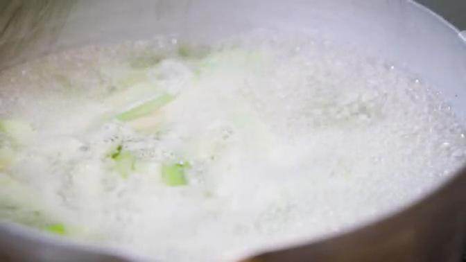 馋嘴蛙,加少许盐，倒入丝瓜段、魔芋结