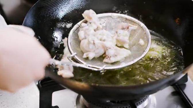 馋嘴蛙,<a style='color:red;display:inline-block;' href='/shicai/ 270'>牛蛙</a>加生粉、盐，搅拌，倒入热油锅，片刻捞出