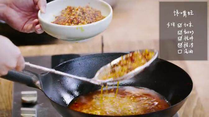 馋嘴蛙,倒大量水，加盐、<a style='color:red;display:inline-block;' href='/shicai/ 718'>料酒</a>。捞出渣滓后倒入<a style='color:red;display:inline-block;' href='/shicai/ 703'>泡椒</a>