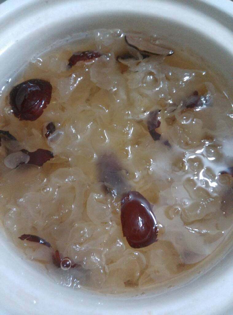 雪莲银耳红枣羹#健康美颜餐#,炖好了,很适合女性朋友哦