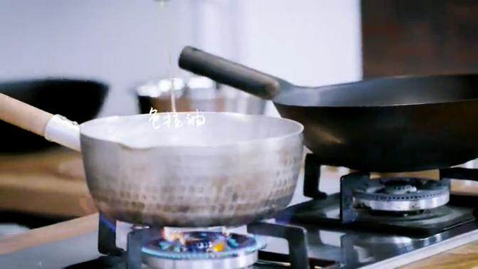 香辣虾&干锅有机菜花,2-1 烧水，加入少许油、盐