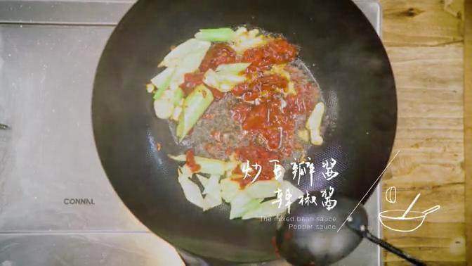 川式水煮牛肉,炒<a style='color:red;display:inline-block;' href='/shicai/ 705'>豆瓣酱</a>和<a style='color:red;display:inline-block;' href='/shicai/ 691'><a style='color:red;display:inline-block;' href='/shicai/ 62'>辣椒</a>酱</a>