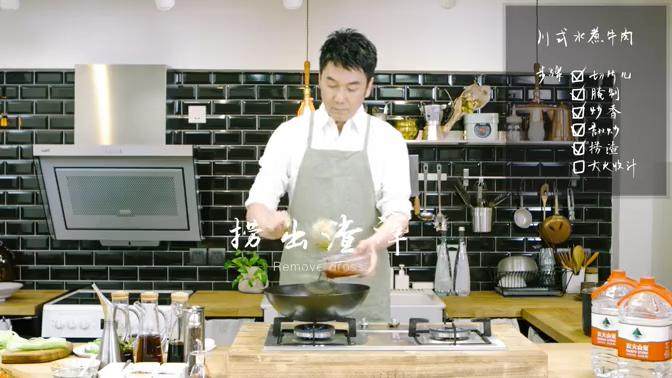 川式水煮牛肉,捞出渣滓,依次放葱段和<a style='color:red;display:inline-block;' href='/shicai/ 42'>春笋</a>翻炒