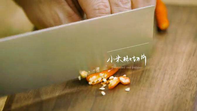 川式水煮牛肉,小米椒切碎,小农切末儿