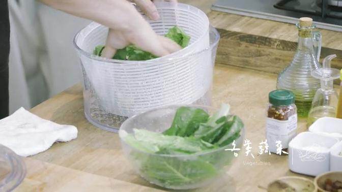 马铃薯沙拉三明治&炒虾杂菜沙拉,1-1 清洗蔬菜并甩干水