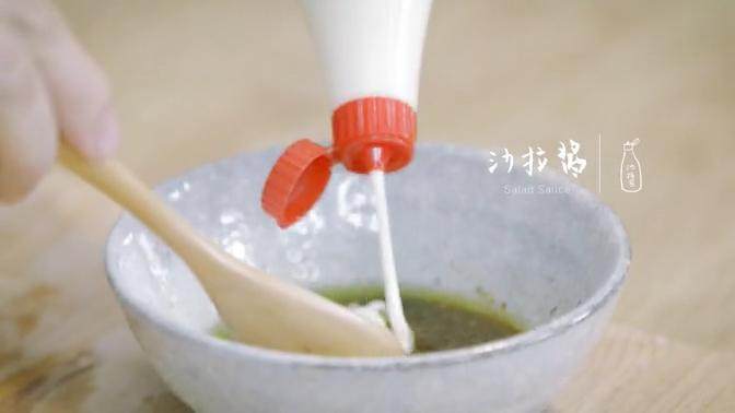 马铃薯沙拉三明治&炒虾杂菜沙拉,1-2 将<a style='color:red;display:inline-block;' href='/shicai/ 851'>橄榄油</a>、<a style='color:red;display:inline-block;' href='/shicai/ 103177'>葡萄籽油</a>、<a style='color:red;display:inline-block;' href='/shicai/ 93686'>芥末籽酱</a>、巴萨米可醋、<a style='color:red;display:inline-block;' href='/shicai/ 801'>海盐</a>、<a style='color:red;display:inline-block;' href='/shicai/ 134333'>黑胡椒</a>粉、<a style='color:red;display:inline-block;' href='/shicai/ 4856'>沙拉酱</a>混合搅拌均匀