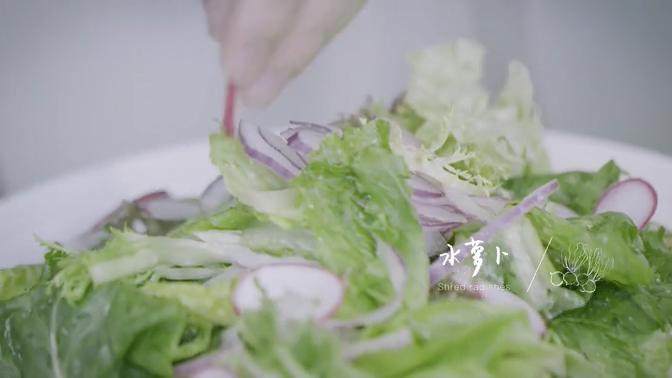马铃薯沙拉三明治&炒虾杂菜沙拉,1-7 <a style='color:red;display:inline-block;' href='/shicai/ 2563'>水萝卜</a>切片点缀,撒上酱汁