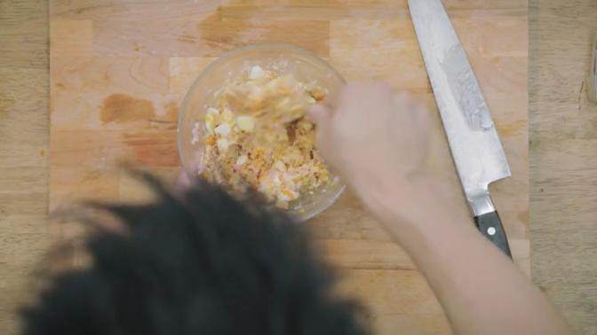 马铃薯沙拉三明治&炒虾杂菜沙拉,2-3 加上加热的<a style='color:red;display:inline-block;' href='/shicai/ 892'>奶油乳酪</a>,整个鸡蛋捣碎加入,加胡椒粉、橄榄油搅拌
