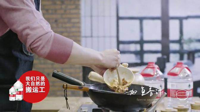 鱼香肉丝&酸梅汤,1-5 炒出红油后加笋、木耳，倒入<a style='color:red;display:inline-block;' href='/shicai/ 45337'>鱼香汁</a>翻炒均匀