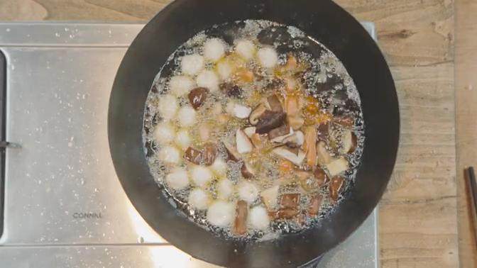 麻辣香锅,墨鱼丸、脆皮肠、香菇、午餐肉、胡萝卜入油锅炸,捞出