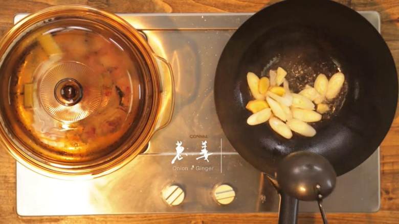 鲍鱼炖猪蹄&香麻粘卷子,1-2大葱、姜切片,热炒锅,倒入适量<a style='color:red;display:inline-block;' href='/shicai/ 846'>色拉油</a>、葱姜片翻炒