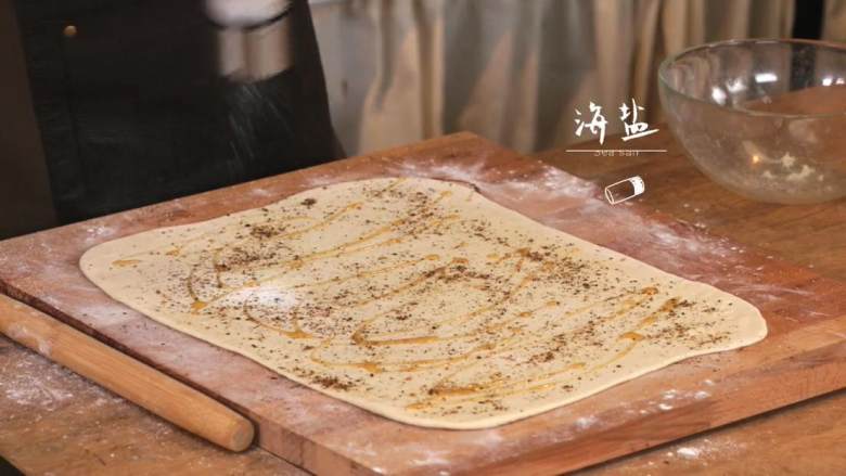 鲍鱼炖猪蹄&香麻粘卷子,2-2撒花椒碎,倒适量香油、<a style='color:red;display:inline-block;' href='/shicai/ 801'>海盐</a>