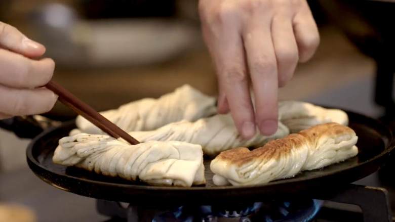 鲍鱼炖猪蹄&香麻粘卷子,2-4卷面团,将面团放入锅中,煎熟后捞出摆盘