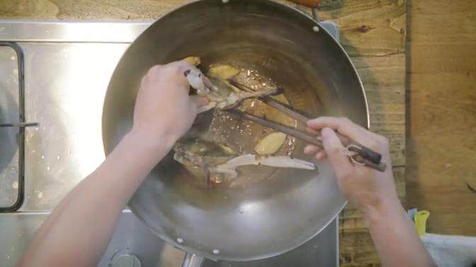 梭子蟹&醪糟汤圆 ,梭子蟹垫姜片竖放入油锅