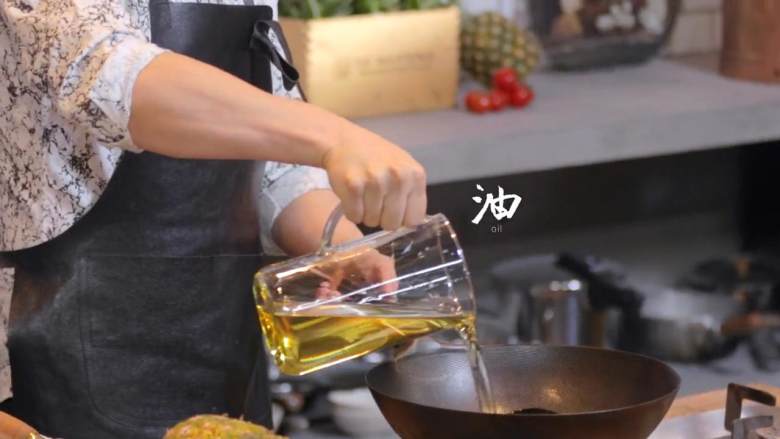 菠萝饭配古老肉&东南亚炒饭,1-3热锅,倒入大量油,将适量油倒入盆内搅拌均匀