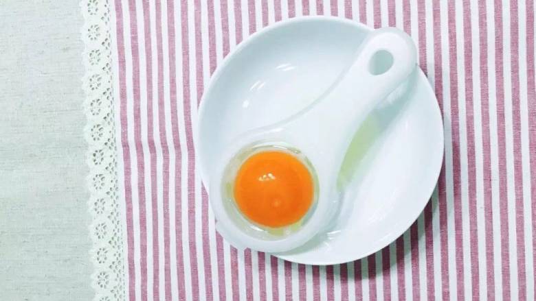 橙香蒸蛋,本鸡蛋蛋黄一个,过滤掉蛋清