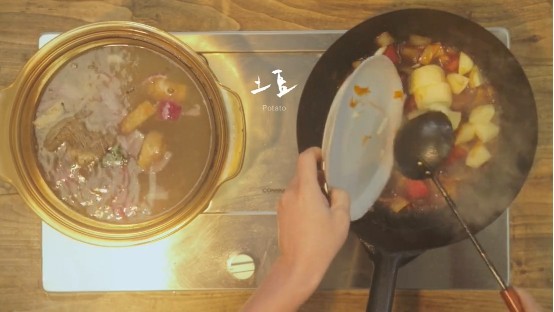 番茄煨牛腩&酸菜汆儿面,1-7依次倒入适量的盐、土豆块儿、<a style='color:red;display:inline-block;' href='/shicai/ 519'>面粉</a>翻搅,加入适量煮牛腩的糖