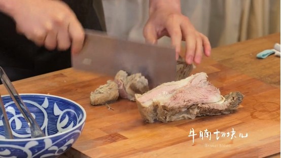 番茄煨牛腩&酸菜汆儿面,1-8捞出牛腩放置一会儿后,切块儿倒入炒锅