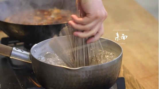 番茄煨牛腩&酸菜汆儿面,2-2热锅烧水,水开后倒入适量杂面
