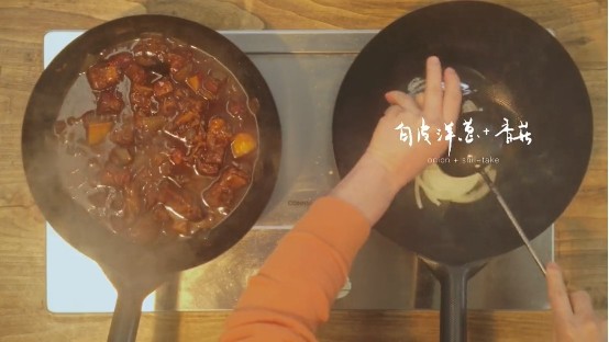 番茄煨牛腩&酸菜汆儿面,2-3热锅,倒适量色拉油、香油,倒入香菇、白皮洋葱翻炒