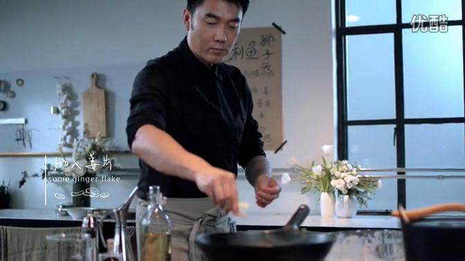 龙利鱼狮子头&辣白菜炒饭,1-4 煮锅加水、料酒、盐、葱结、姜片
