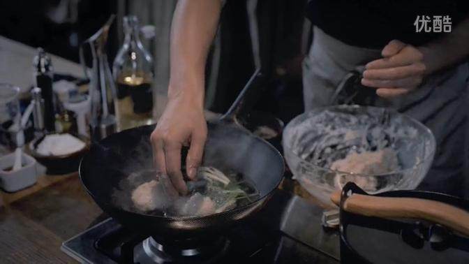 龙利鱼狮子头&辣白菜炒饭,1-5手沾水后,将肉馅团成小球,先在热水中定型,再放到煮锅里继续煮