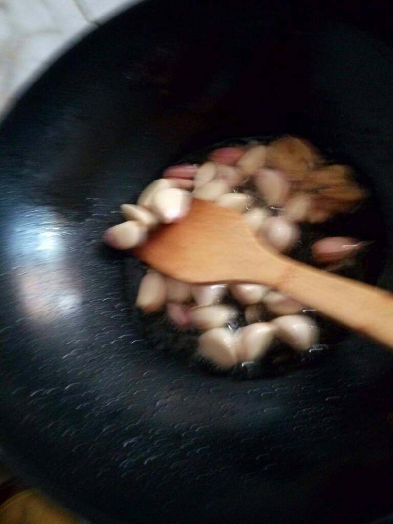 红烧野泥鳅,大蒜,姜片先入锅