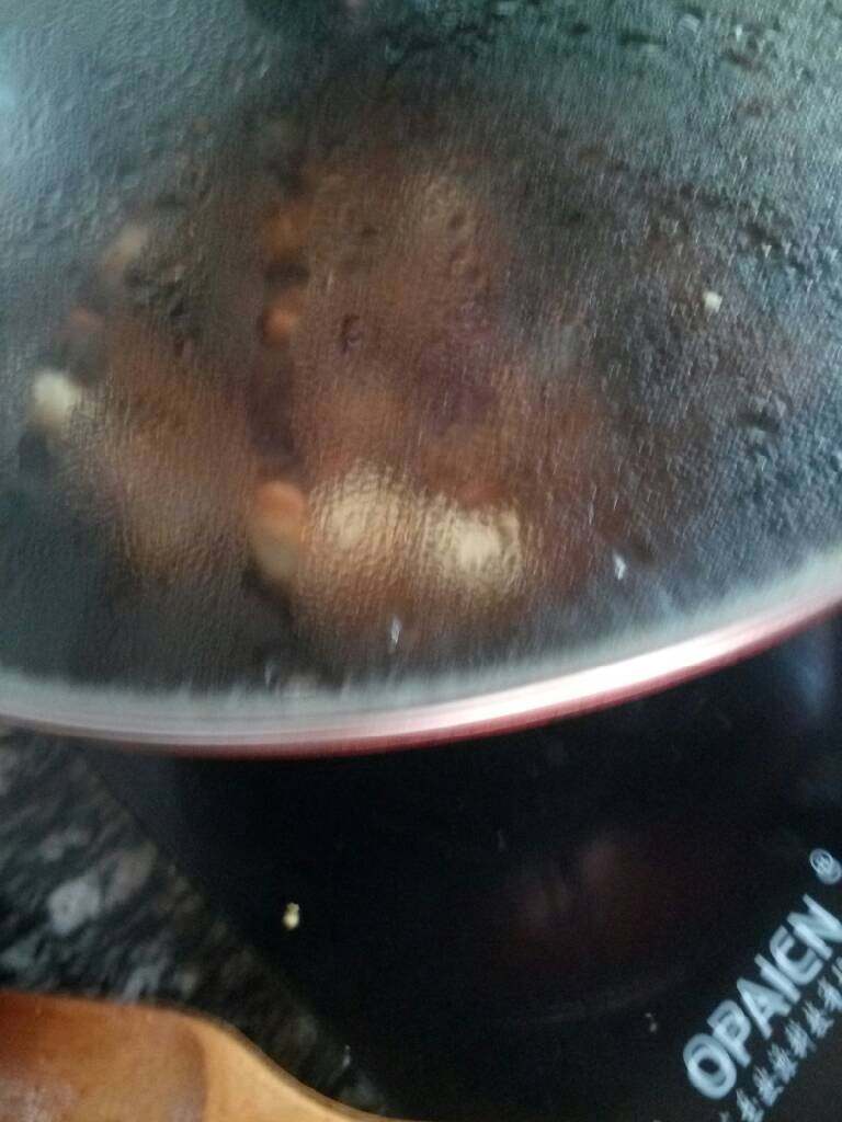 红烧野泥鳅,加生抽,老抽,料酒,盐,糖,胡椒粉,大火烧开,换小火烧十分钟