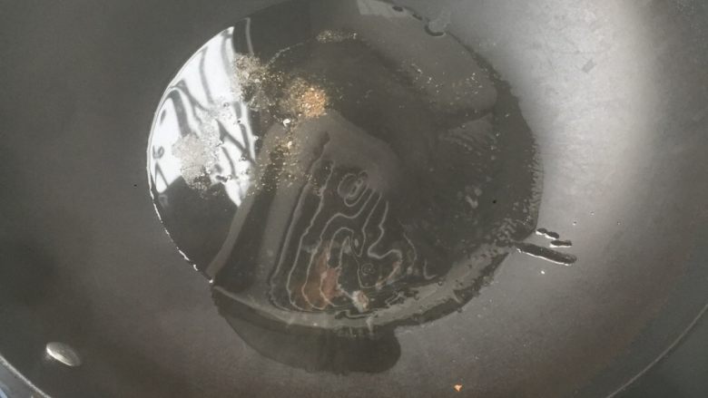 大葱炒鸡蛋,热锅下油放半勺花椒面