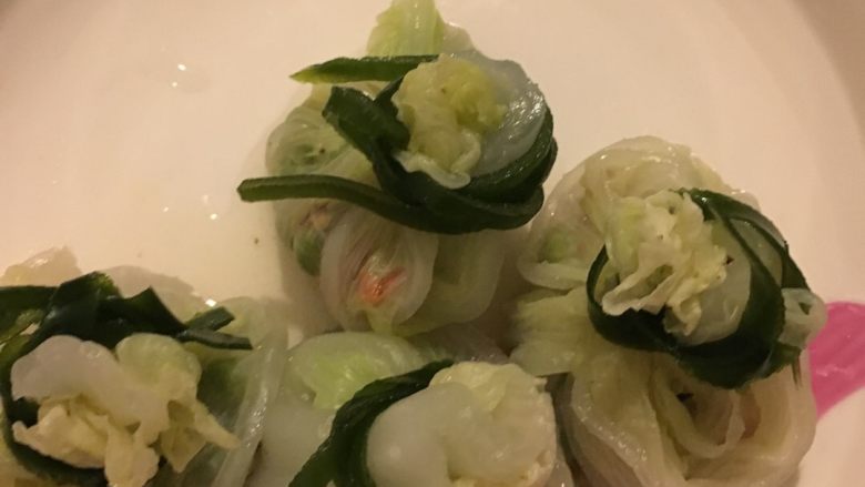 海带白菜包,然后包起来，当在蒸锅里蒸，加上料酒蚝油生抽等配料一起蒸