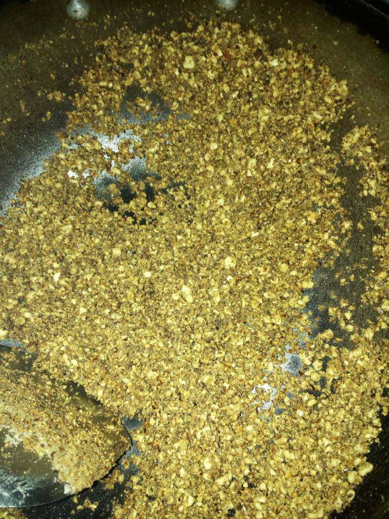 辣椒炒花生渗,炒出香味，颜色发红。然后放入<a style='color:red;display:inline-block;' href='/shicai/ 3250'>葱</a>、<a style='color:red;display:inline-block;' href='/shicai/ 37'>姜</a>、蒜翻炒两下到入辣椒。