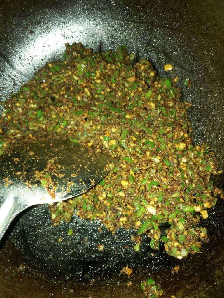 辣椒炒花生渗,然后放入盐、鸡精。就可以出锅了。