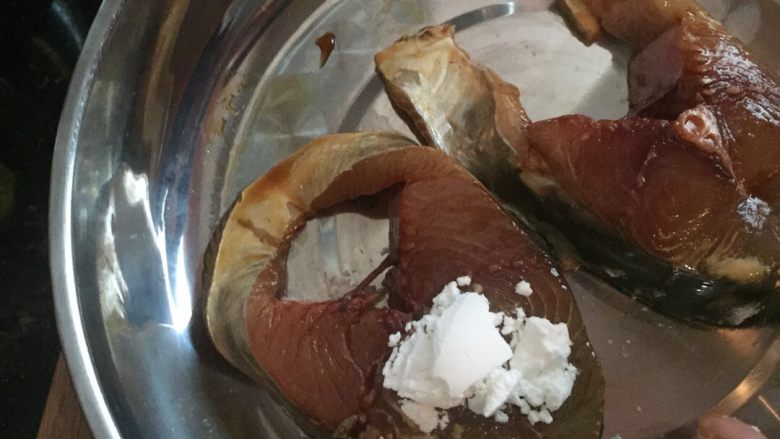 香煎马交,两面放适量盐抹匀、鲜酱油两面抹匀