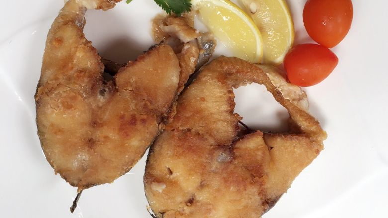 香煎马交,平底锅放油烧热，放入马交鱼块以中火两面煎3－4分钟即可。煎时要不时轻晃锅，上盘随意装饰点缀