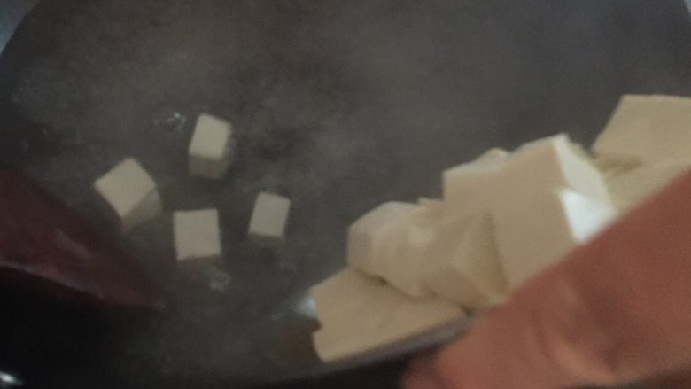 瑶柱肉末豆腐,豆腐下盐氽水(盐可以把豆腐水份逼出,不易散)